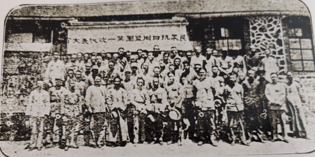 1933年,察哈尔民众抗日同盟军第一次代表大会全体代表的合影(前排左四