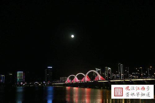 九江报道:九江中秋夜皓月当空 与城市夜景相映成趣