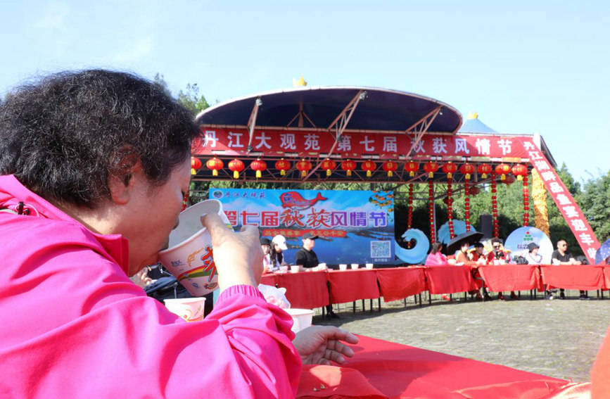 游客|万人锅炖百斤“鱼王” 河南南阳庆丰收