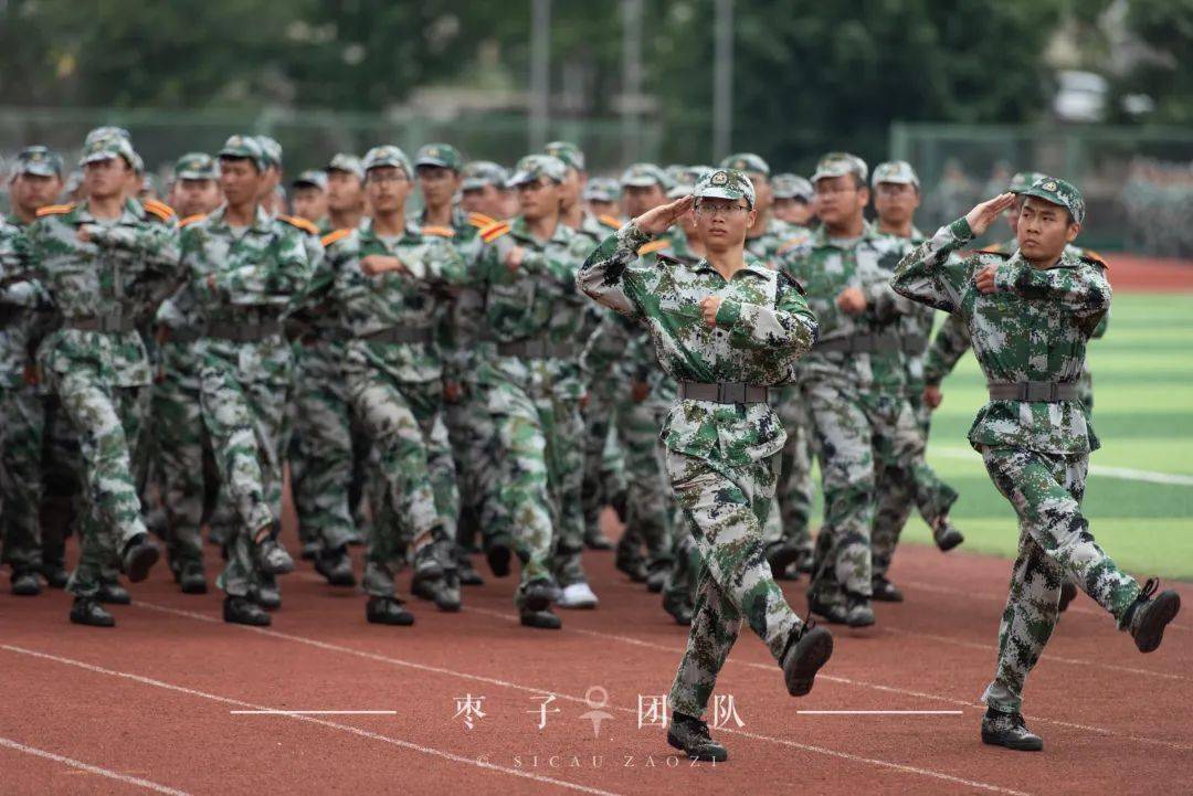 现场直击 独家视频《守护,这届军训汇演太震撼!