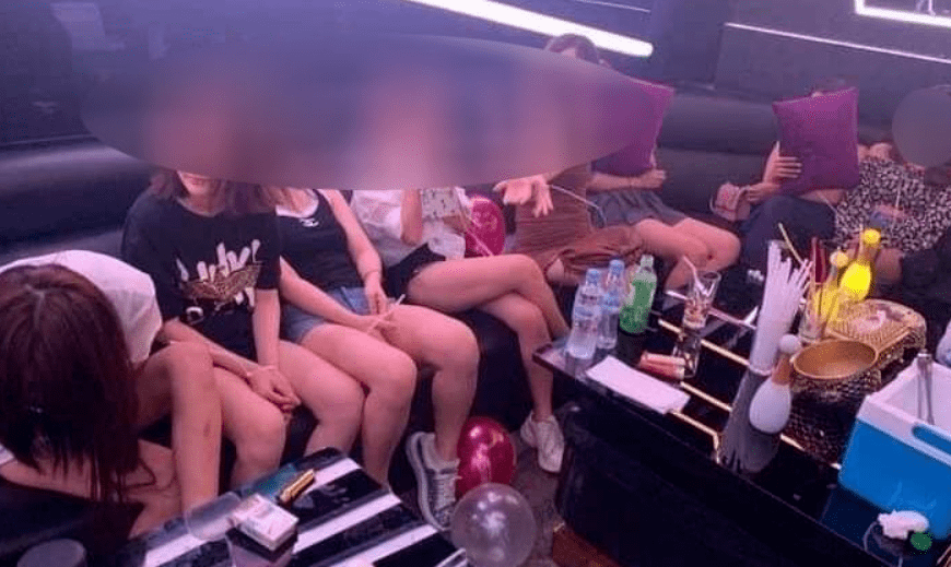 2020年8月25日晚,金边警方突查一家ktv店,扣留近100名男女,查获部分