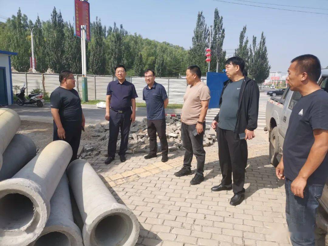 郭永进副县长在金龙东街第四施工段现场解决雨污水管道问题.