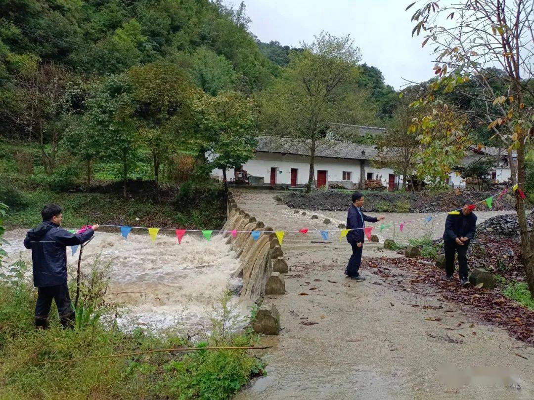 强降雨致五龙洞镇境域内三条河水迅速上涨.