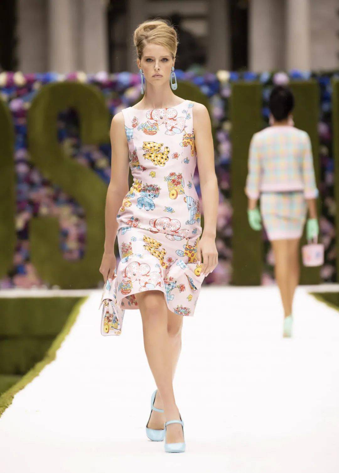 秀场直击moschino2022春夏时装秀童趣的剪影重构甜梦时光