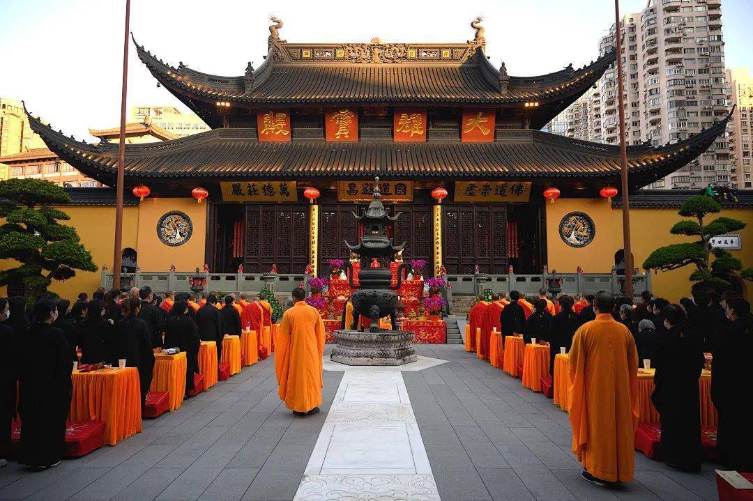此次法华共修法会的第一日至第六日,上海玉佛禅寺万佛堂内,由法师带领