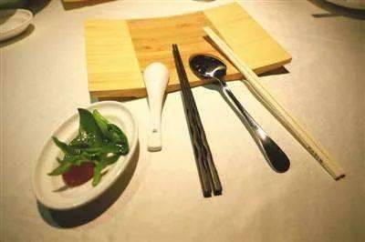 公筷千万不要直接翻译为publicchopsticks这样说才地道