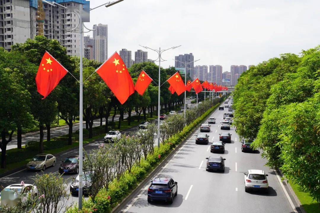 五星红旗扮靓佛山街头,红红火火迎国庆!