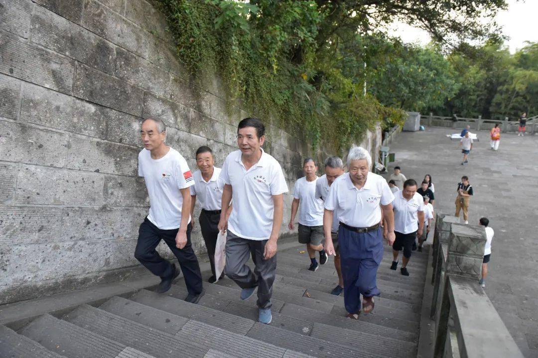 多年如一日守护中国红让国旗飘扬在观海卫炮台山