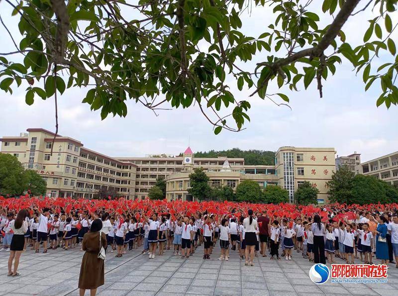 隆回县万和实验学校举行烈士纪念日主题升旗仪式