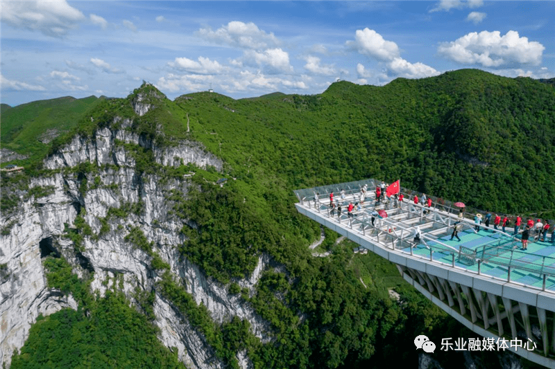 登上天舟,东望天坑,西观群山,形成于6500万年的自然奇观就在眼前.