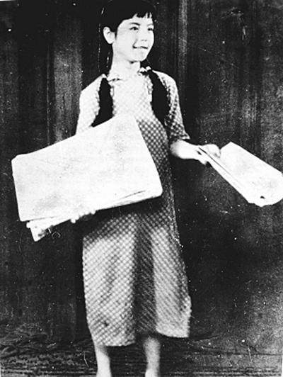 1933年,聂耳为图片中的女报童"小毛头"写了《卖报歌》