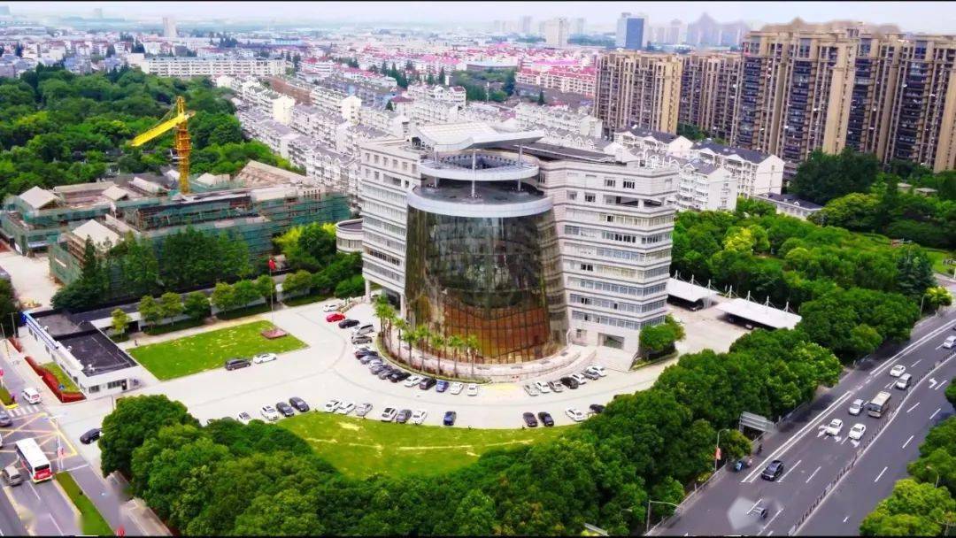 镇党委书记陈杰代表中共嘉定区南翔镇第十五届委员会向大会作题为《勇