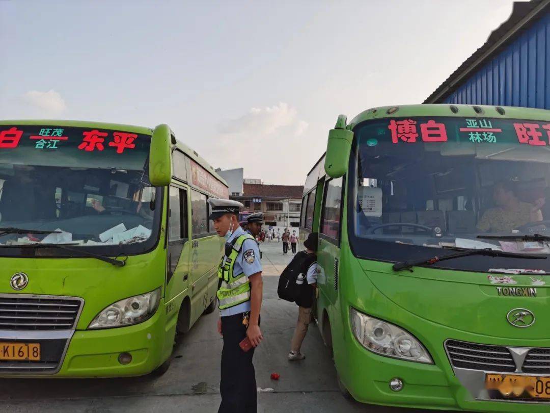 国庆节当天,女生一时找不到回家的车,在博白汽车总站大哭