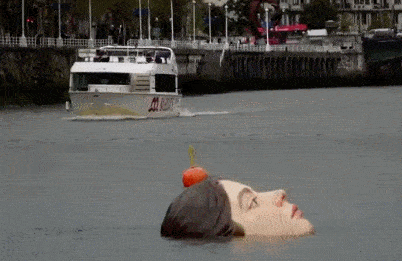 西班牙河中出现溺水少女大脸 创意雕塑吓坏当地民众_手机搜狐网