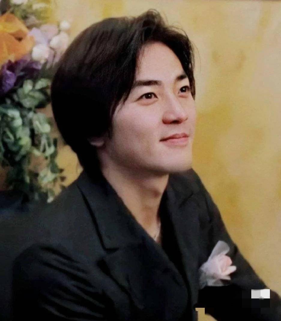 郑伊健迎来54岁生日粉丝晒照引回忆早年长发造型太经典