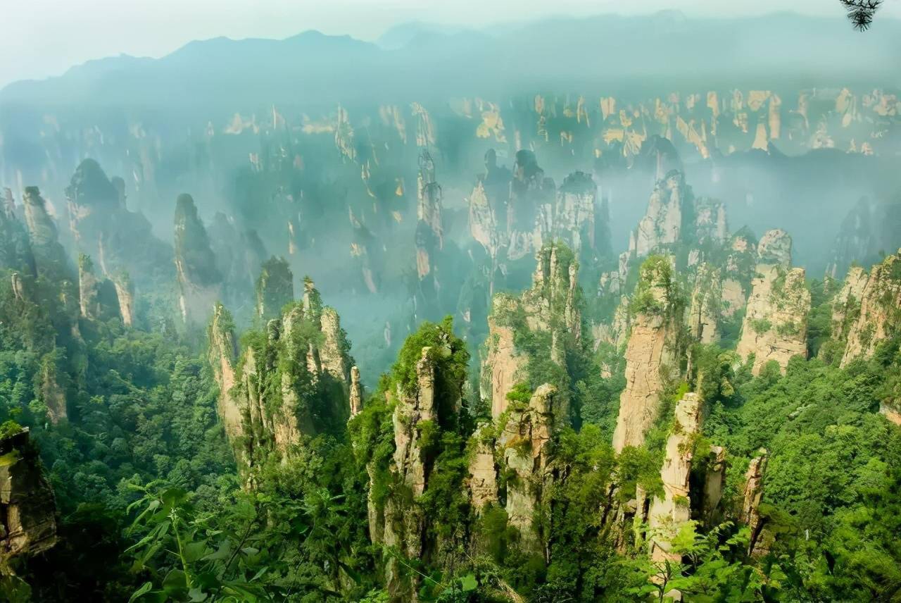 如果说,阳朔峰林是一幅娟秀的山水画,那武陵源就是