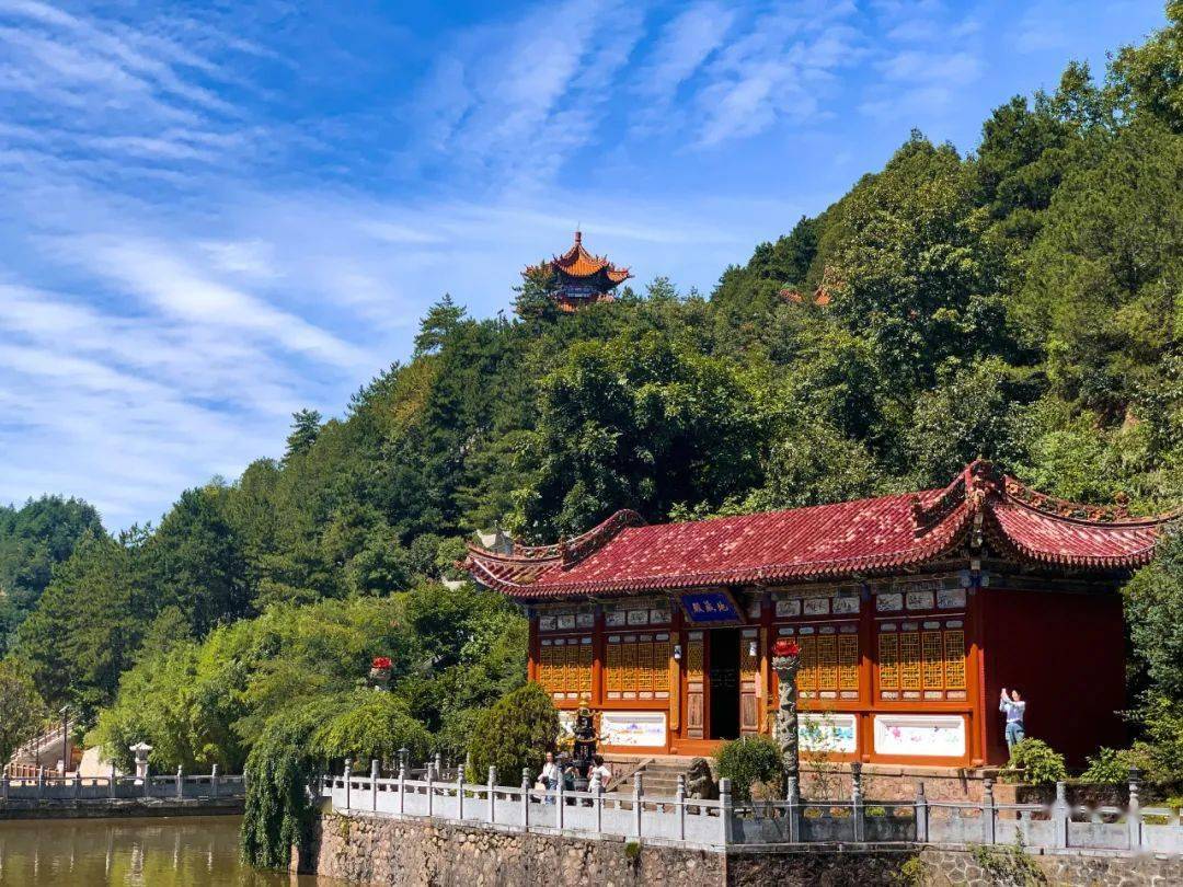 数经变迁,至九十年代 五台山大德高僧--海正法师于此地矢志建寺 清代