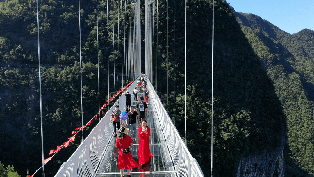 巴山大峡谷云顶飞渡玻璃桥