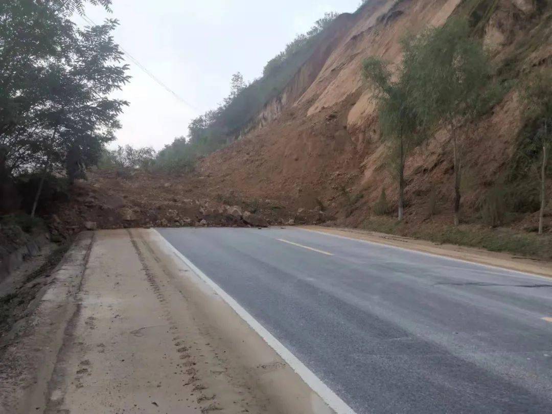 因受近期持续降雨影响,国道g244线518km 700m(马登砭)处路段出现山体