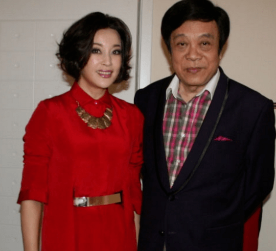 图为赵本山小姨子于月仙和赵忠祥合影,于月仙经常到赵忠祥家中向其