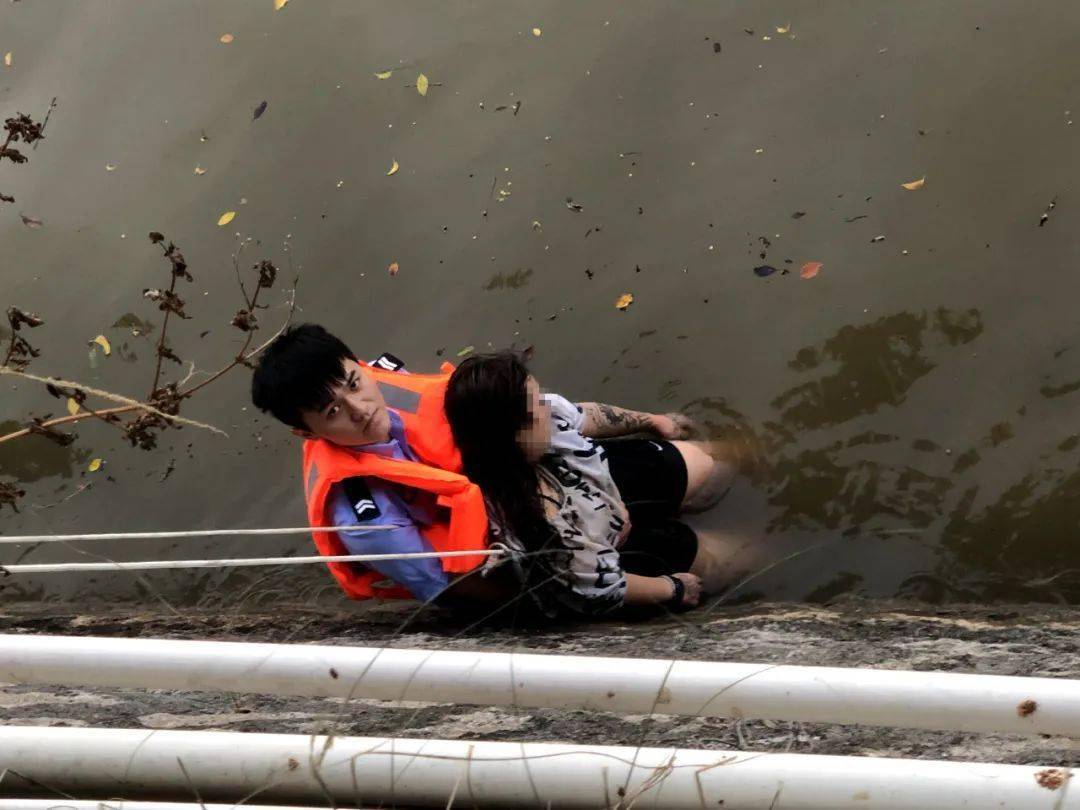 生死瞬间!泉州|他跳进大龙湖,将落水女子牢牢绑在自己身上