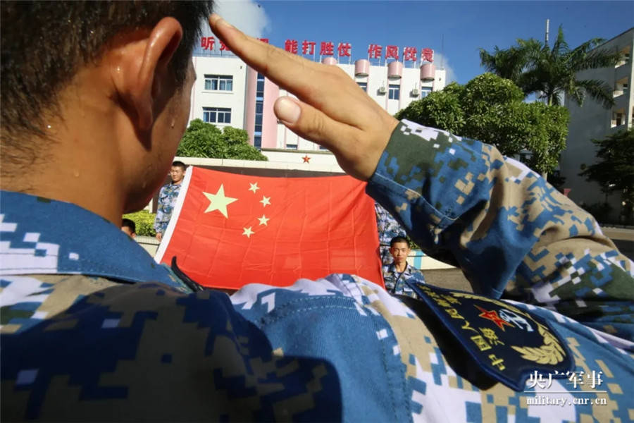 军人与国旗的最美合影,哪一组图美到了你?