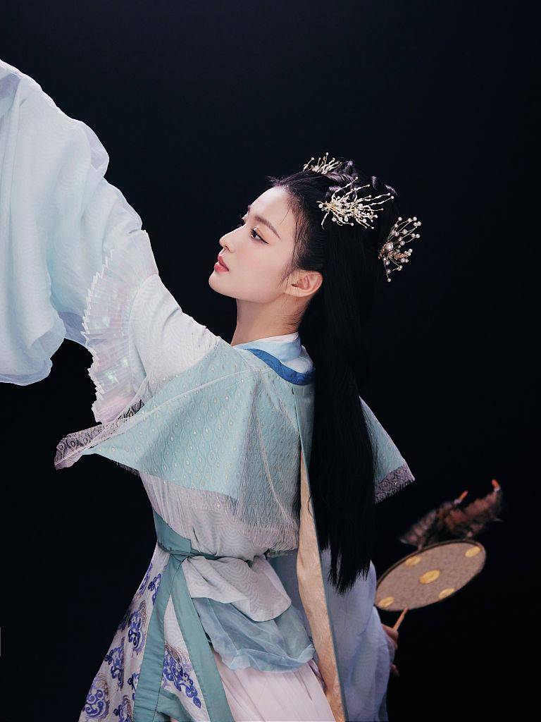 王楚然古装出镜美若仙子明眸皓齿气质端庄