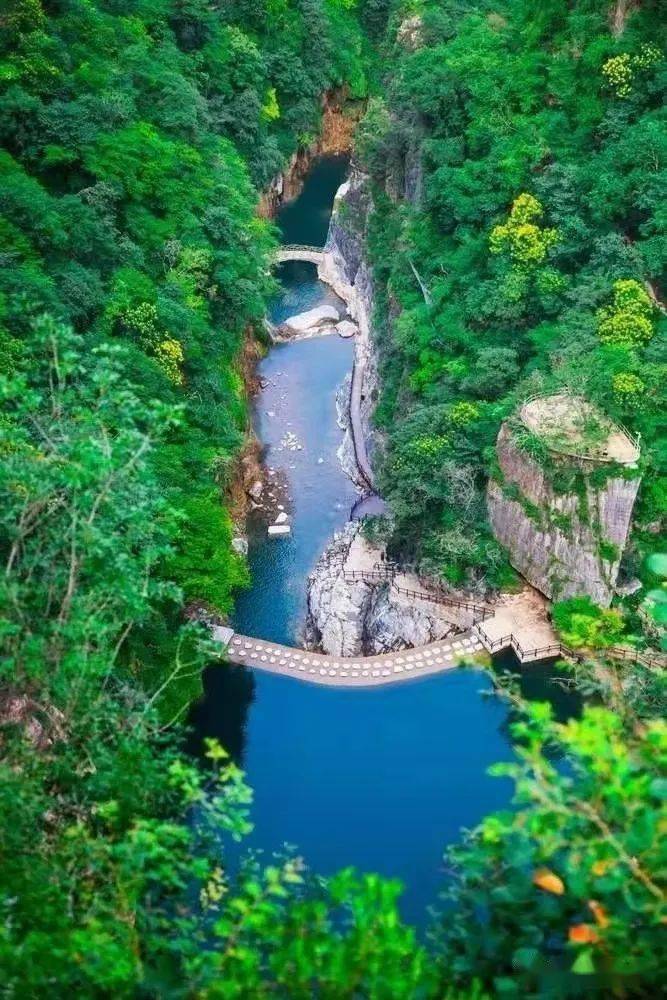 宝泉景区山势险峻,沟壑纵横;游龙峡谷红岩绝壁,沟壑纵横,宝泉湖水