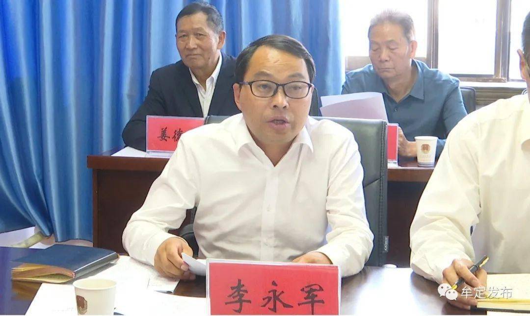 县委副书记,县长李永军通报了全县经济社会发展情况.