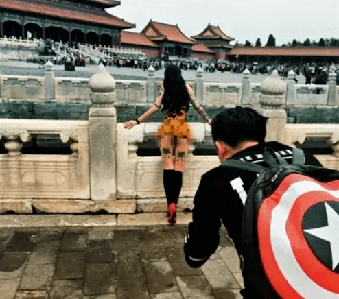 女孩景区拍x照,露下体!你们管这叫艺术?_滑冰场