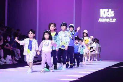 斯凯奇儿童"奇力绽放"2022上海春夏时装周,潮童辣妈演绎舒适童趣