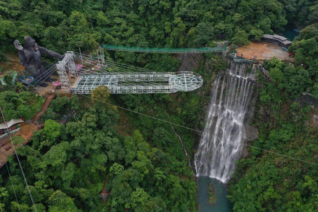 通过400米的玻璃栈道,6大玻璃项目在同一水平面,围绕着古龙峡大瀑布