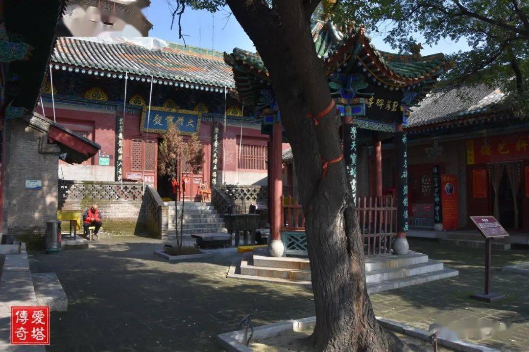 国保山西新绛龙兴寺大殿渗漏,彩塑盖上塑料布