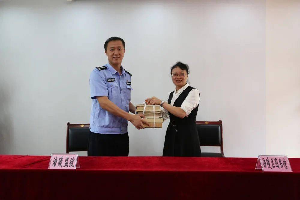 仪式上,涪陵区图书馆向监狱赠送了第一批书籍200余本,下一步,涪陵区