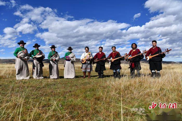 "龙头琴"最早起源自西藏的阿里地区,是藏族民众用于弹唱伴奏