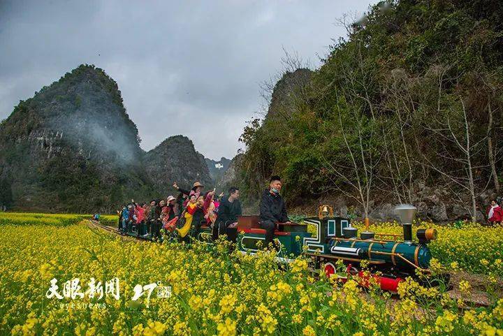 景区里的小火车 黄廷富 摄 今年"十一"黄金周,万峰林举办了"迎国庆