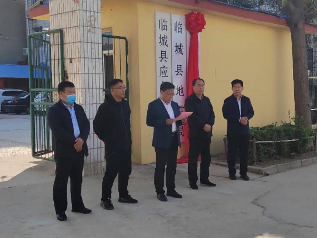 10月12日,县委副书记,政府县长贾志强在相关单位,乡镇村负责人的陪同