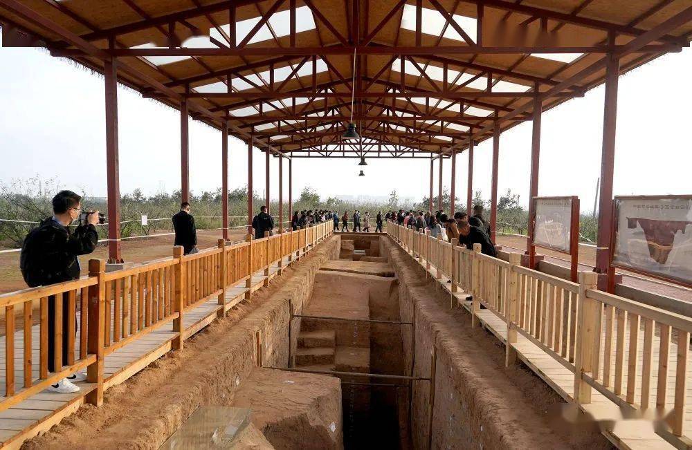 10月17日,参观者在仰韶村国家考古遗址公园内的考古发掘现场参观.