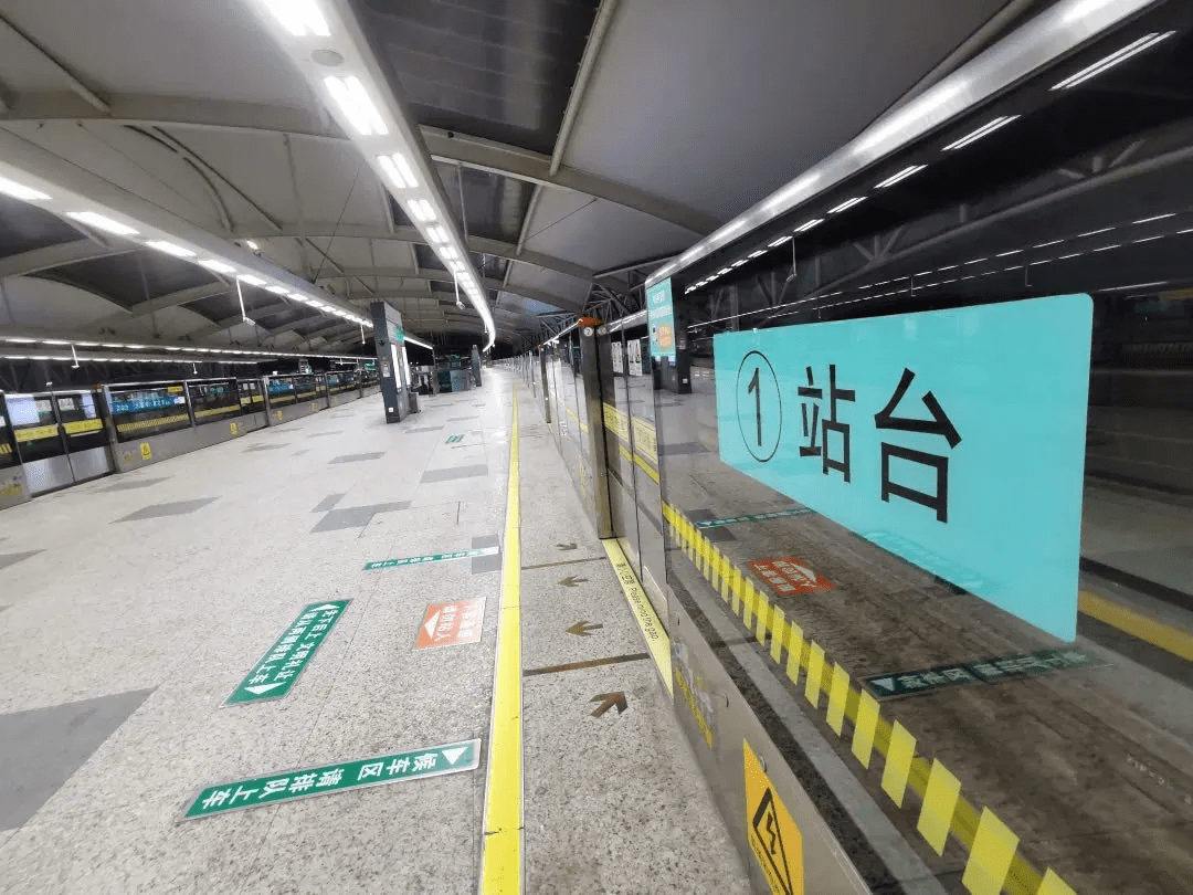 每侧屏蔽门上也有贴站台编号.