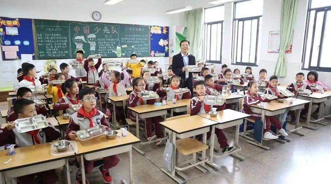在九亭五小,校长陪餐既让校长对学生餐食进行监督,又让学生与校长