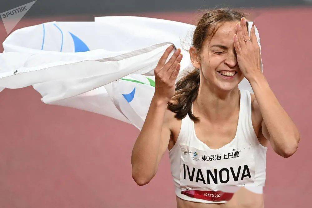 俄罗斯残奥运动员叶莲娜伊万诺娃在赛后庆祝获得t36级100跑银牌