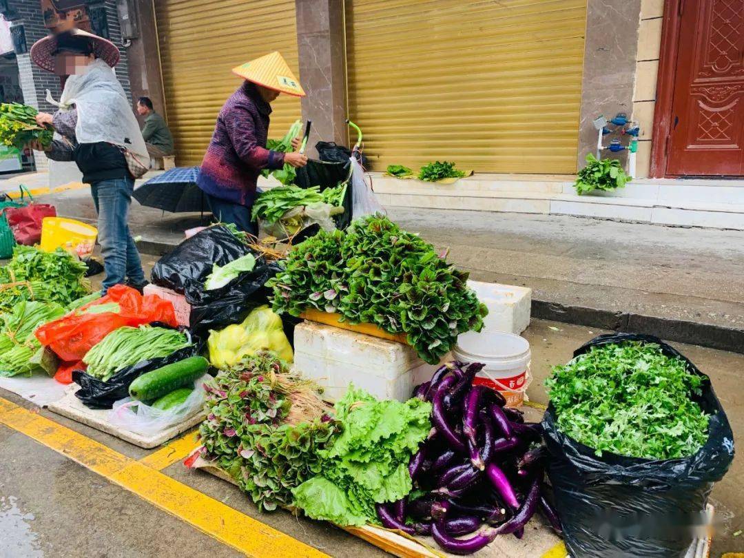除了超市,菜市场里蔬菜的价格也不便宜.