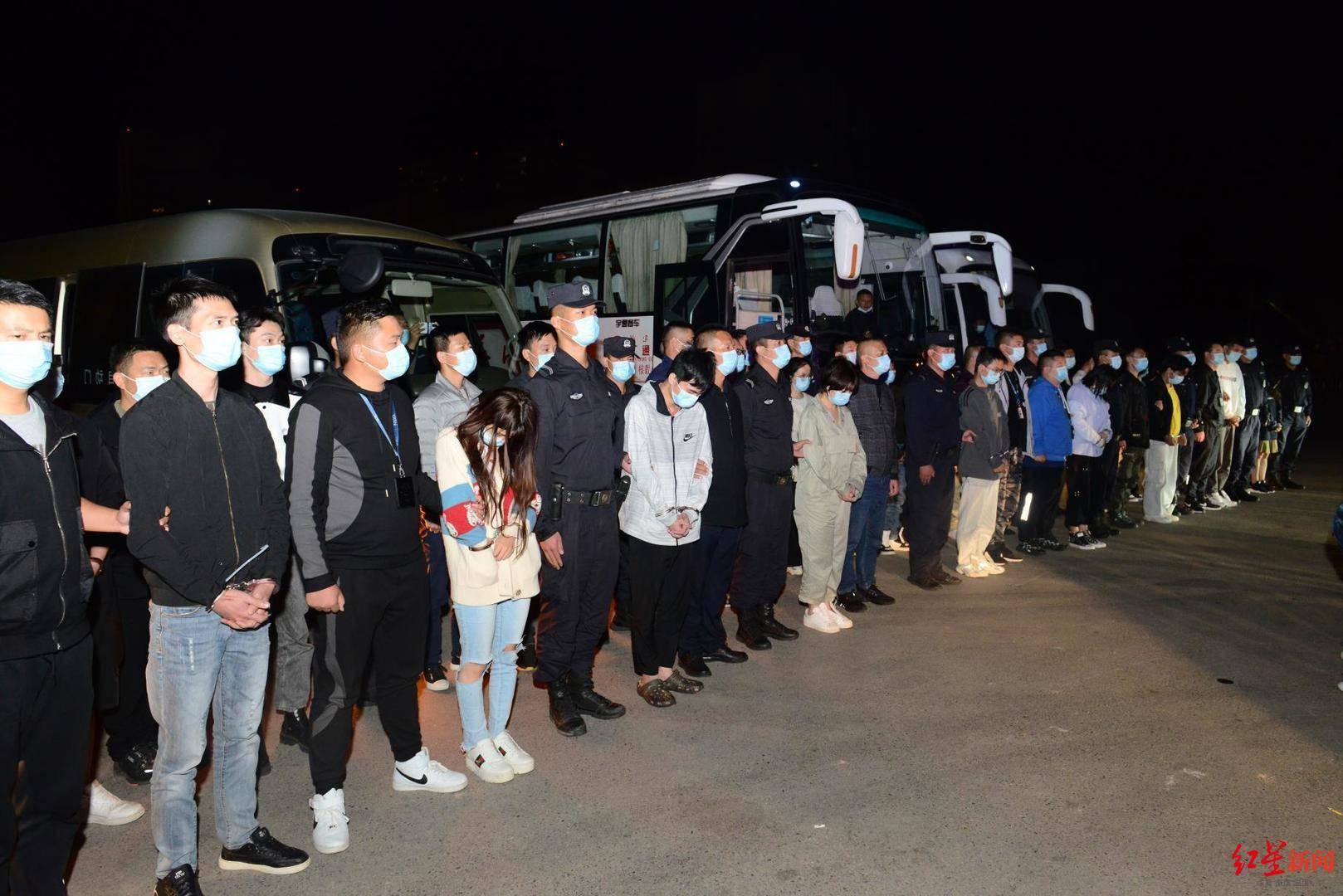 凉山警方捣毁3个诈骗窝点将45名嫌疑人从广州押解回西昌