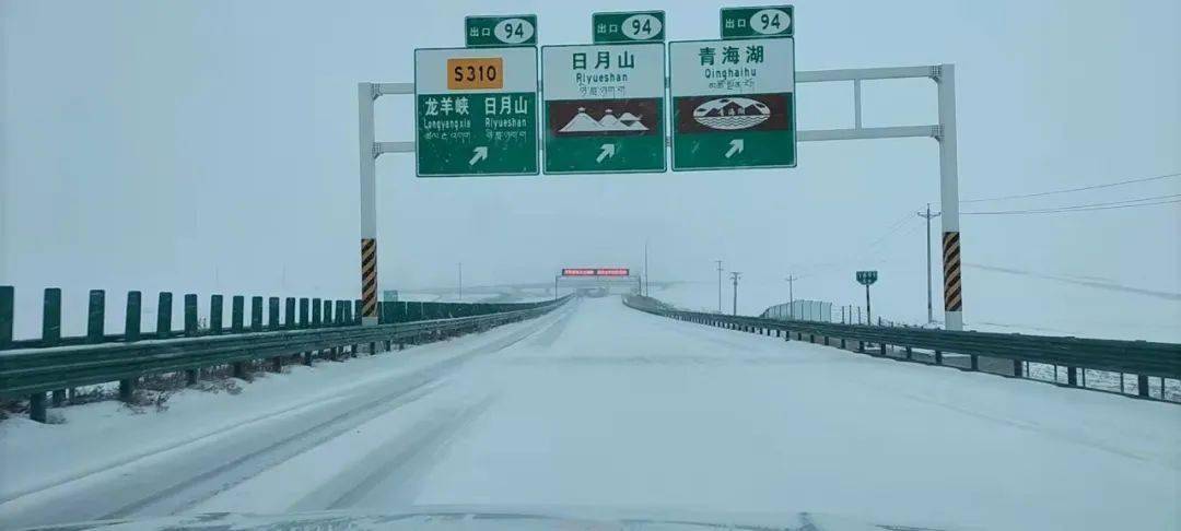 西丽高速河卡山路段有积雪,未结冰无滞留车辆现象.