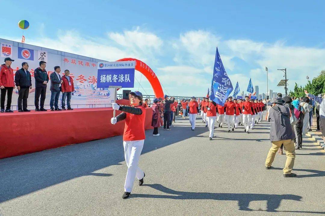 协会风采第20届大连国际冬泳节在星海湾举办