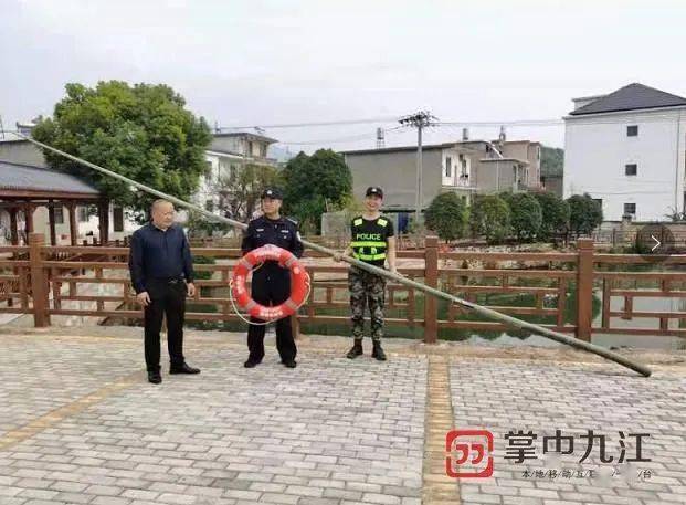 温泉镇防溺水出实招小竹竿发挥大作用