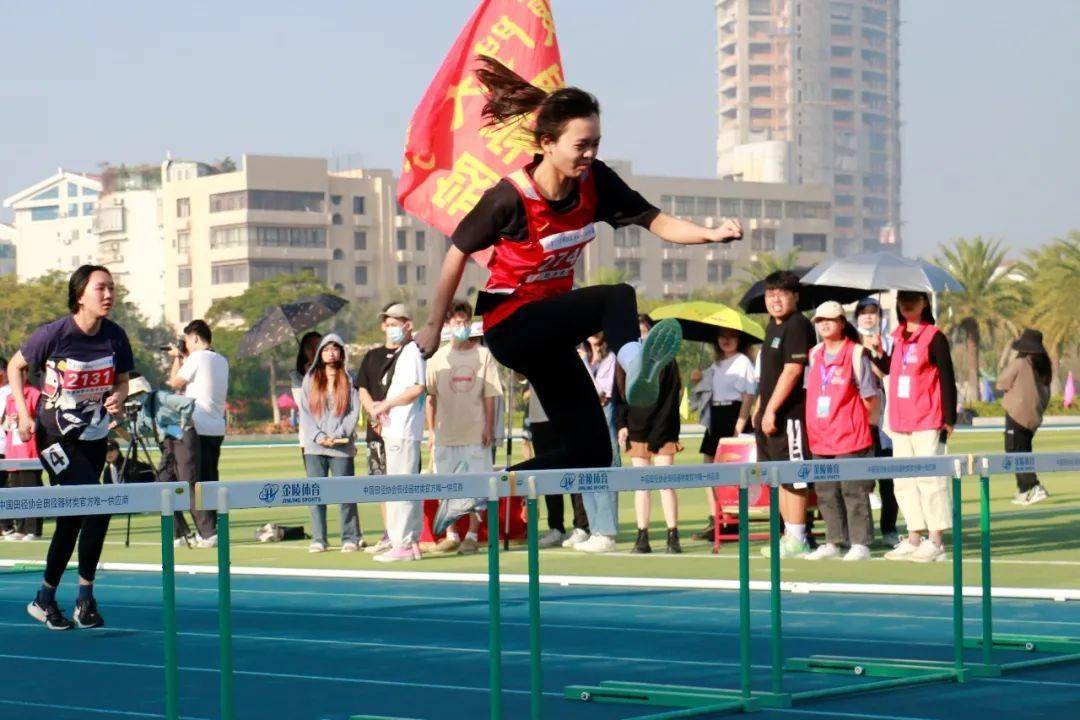 卢畅(女子跳高第20名)姜明璋(男子1500米第7名)李霁云(男子1500米第2