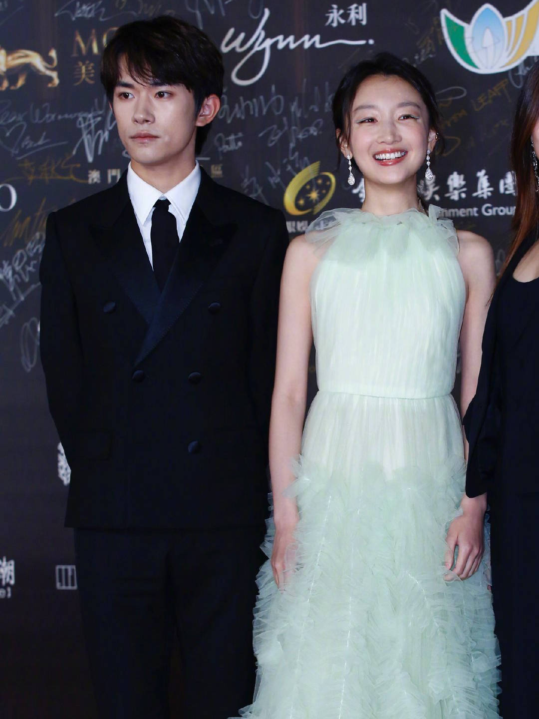 润色 162cm周冬雨，穿露背长裙秀身材，却被易烊千玺表情抢镜！