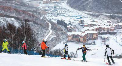 滑雪小镇迎冬奥_新华社