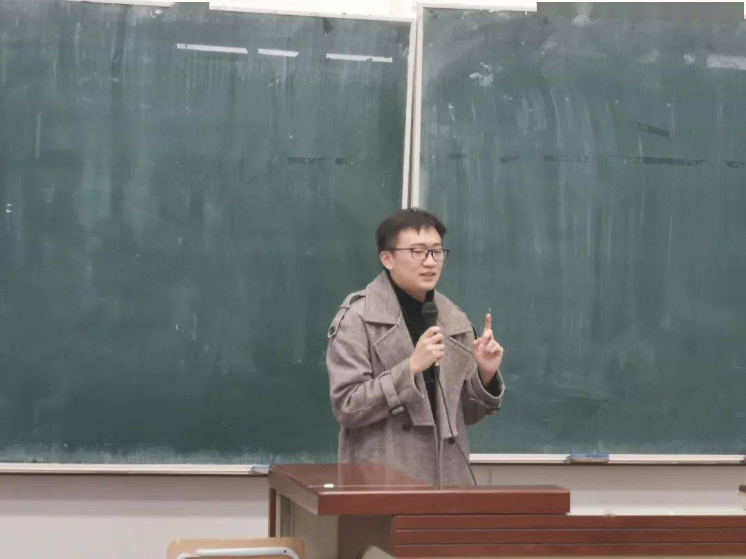 最后,校团委副书记范晨辉为新任学生社团负责人代表颁发聘书并分享.